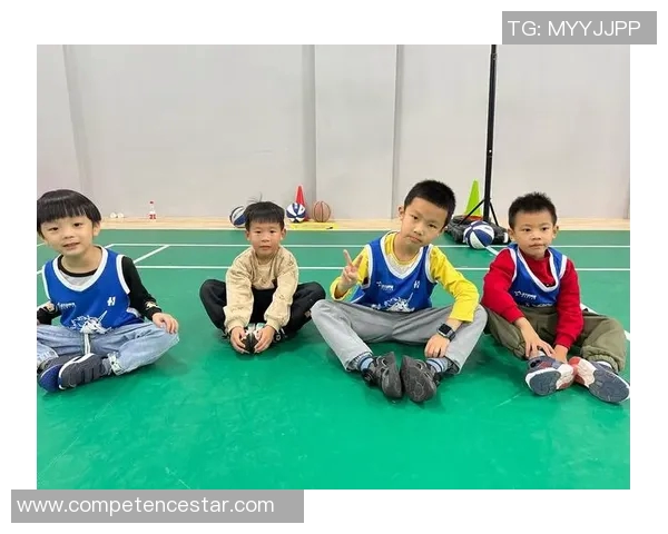 孩子们在篮球场上闪耀光芒成为小明星的成长故事与梦想追逐之旅